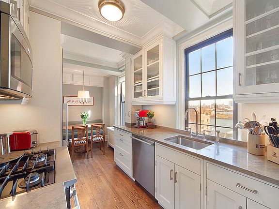 3rd image of 30 Beekman Pl #10D