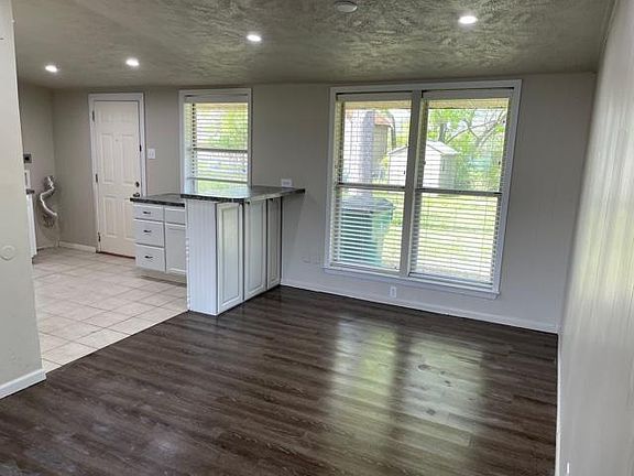 3rd image of 3332 Dalton St