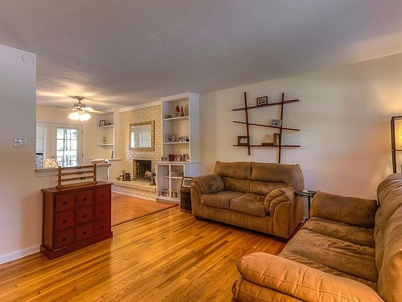 3rd image of 3758 Temple Dr