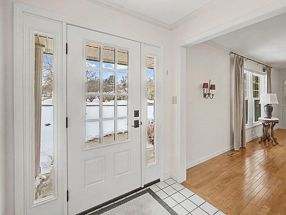 3rd image of 3709 Capilano Dr
