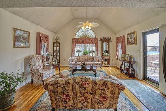 5th image of 18953 Middle Dr