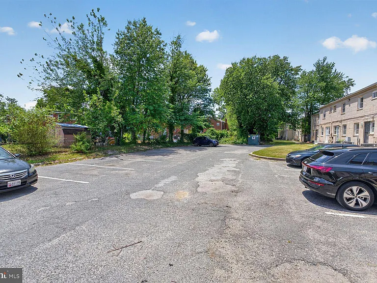 2437 Iverson St — Photo 15