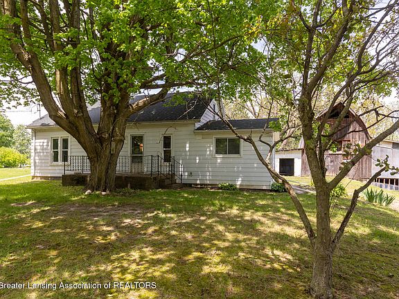 2nd image of 1008 W Grand River Rd