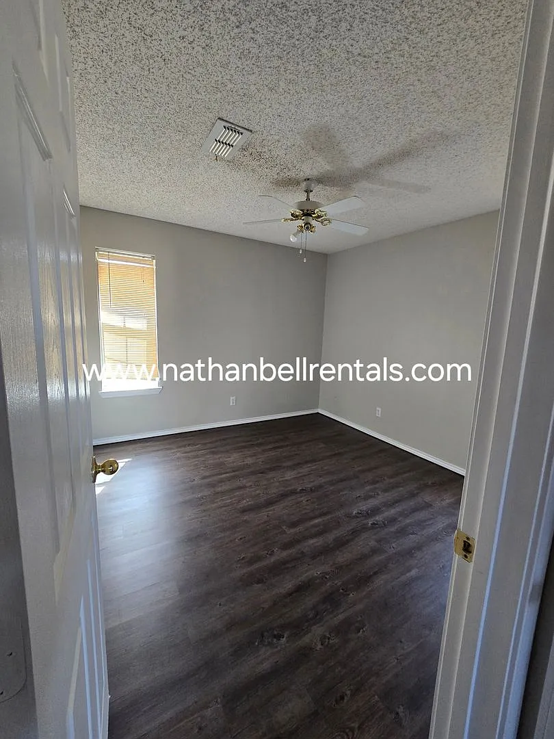 Single Family Home: 3 bed, 2 bath — Photo 4