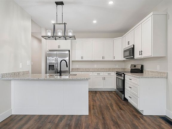 5th image of 130 Floral Ave