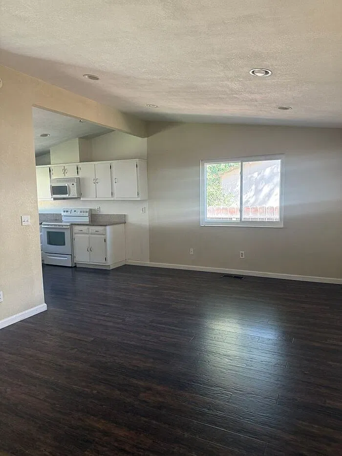 3 bed, 2.0 bath, 1610 sqft, $2,700 — Photo 4