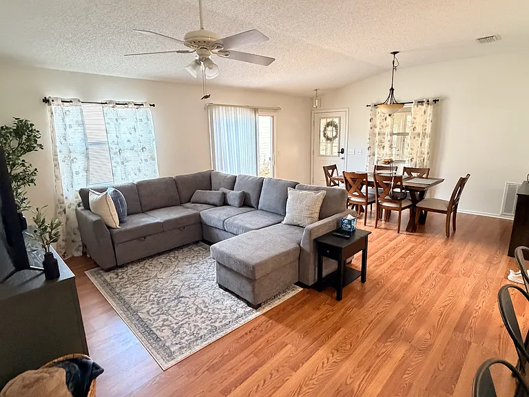 428 Canterbury Ct — Photo 4