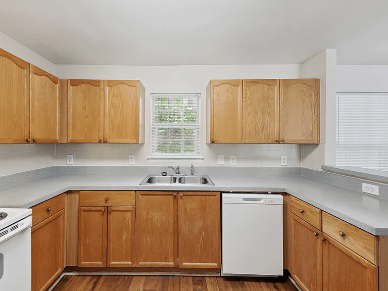 Harbor Creek Apartments — Photo 41