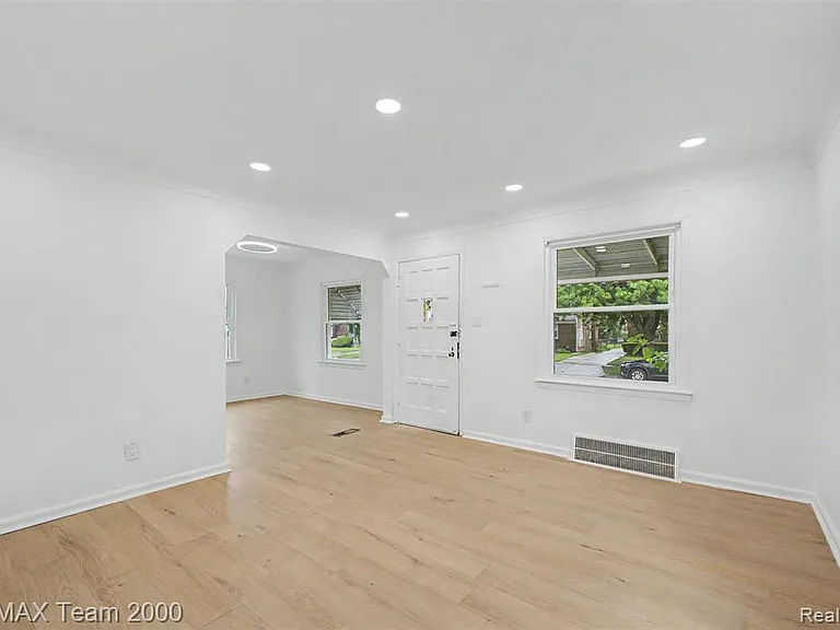 1670 Riverbank St — Photo 5