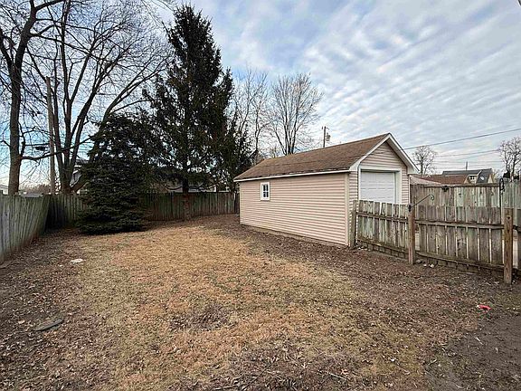 3rd image of 821 Sherman Ave