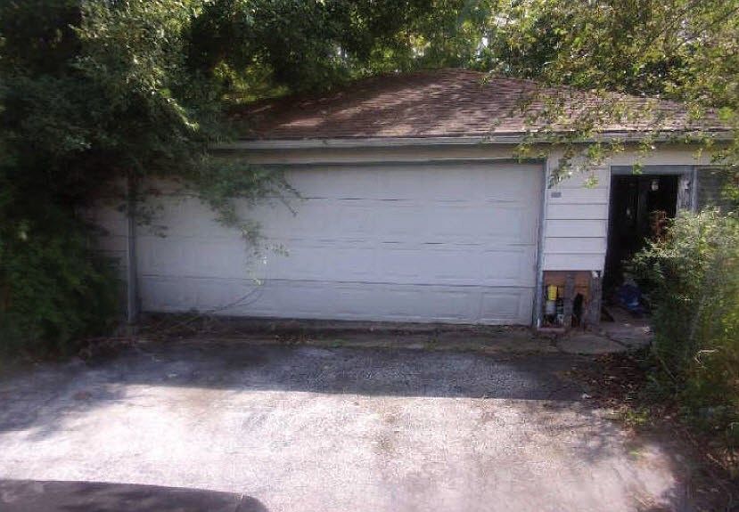 2nd image of 16215 Hermitage Ave
