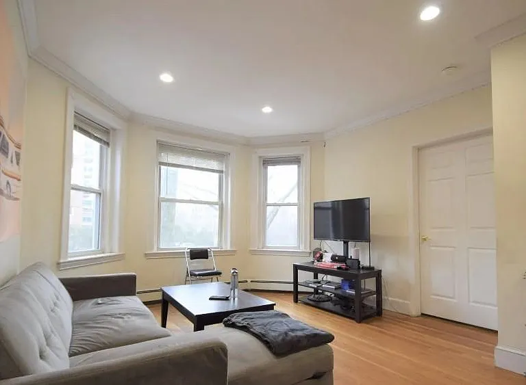 75 Thatcher St #2O2 — Photo 1