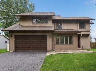 30W735 Whispering Winds Dr, Naperville, IL 60563