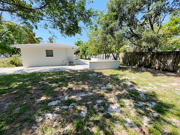 5th image of 3895 Beverly Drive