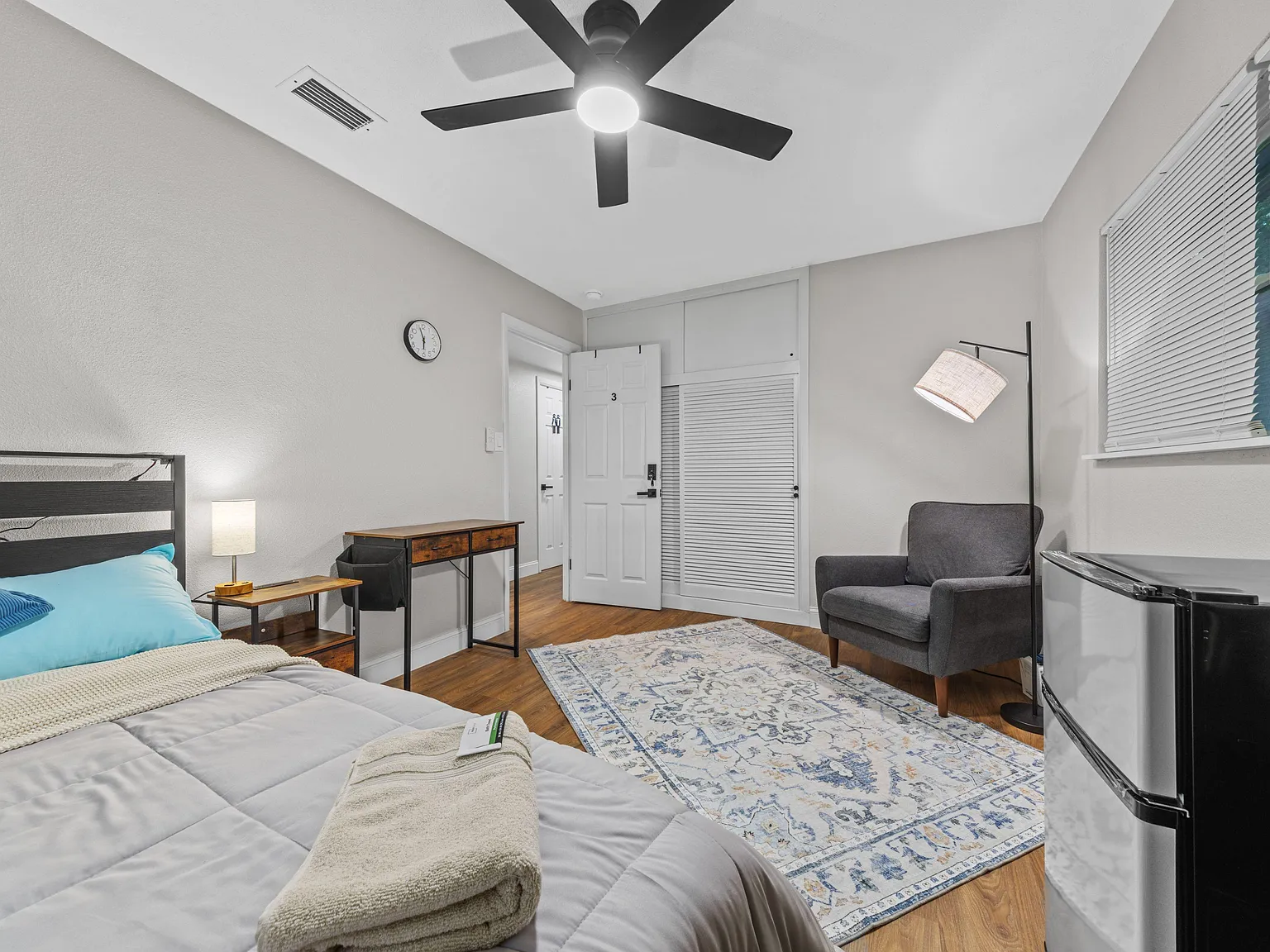 4 bed, 4.0 bath, 1230 sqft, $1,027 — Photo 4