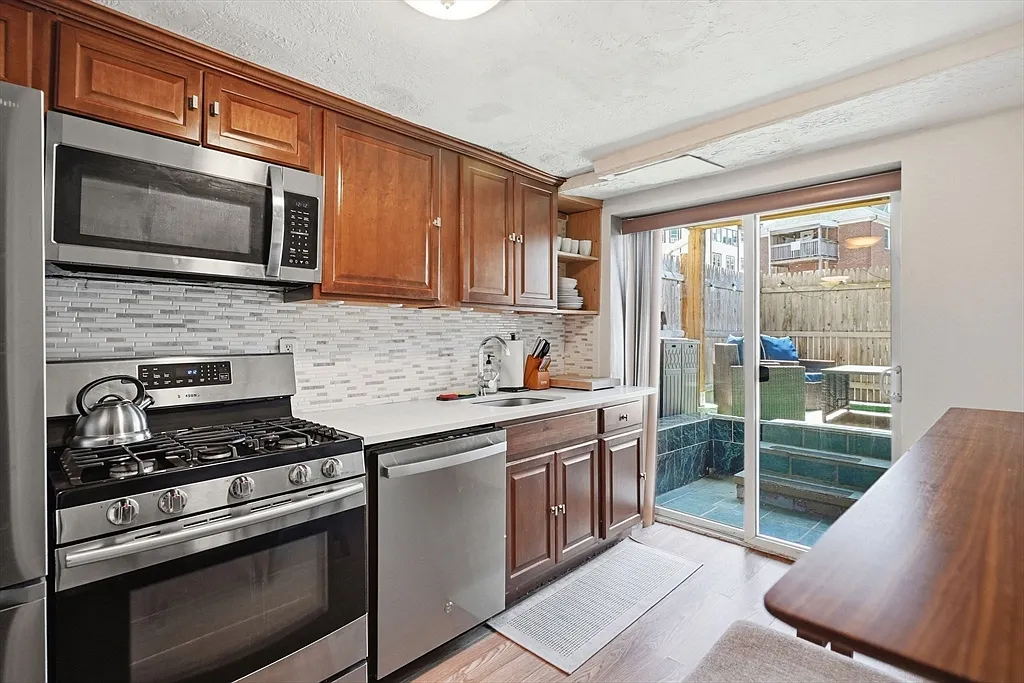 2 bed, 1.0 bath, 719 sqft, $2,900 — Photo 4