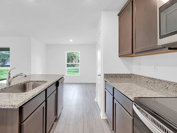 Hosting has never been easier with this beautiful, chef-ready kitchen