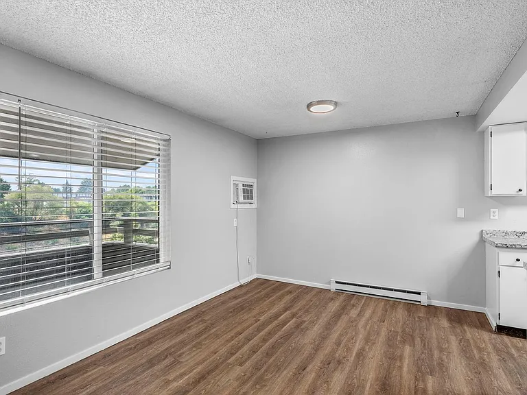 River Court Apartments - Updated Units With A View! — Photo 15
