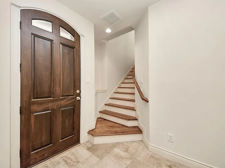 3422 Center St — Photo 2