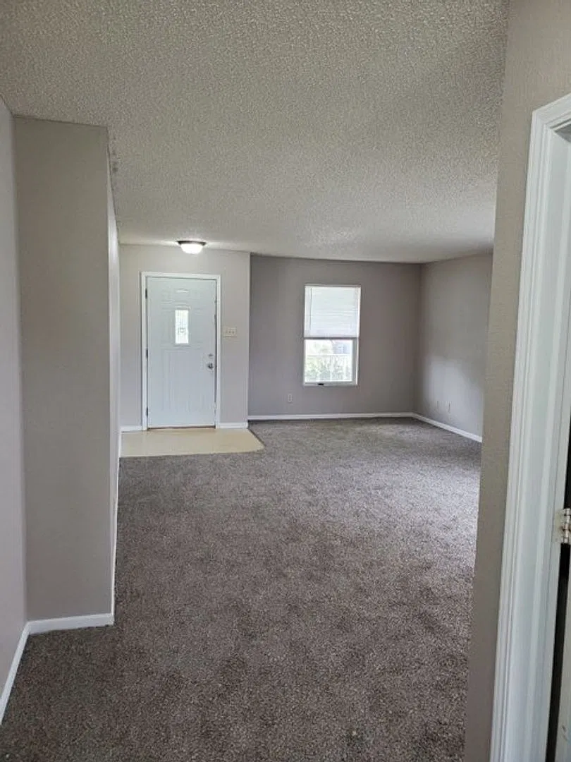 5 Bed 3 Bath Home in Benjamin Crossing — Photo 3