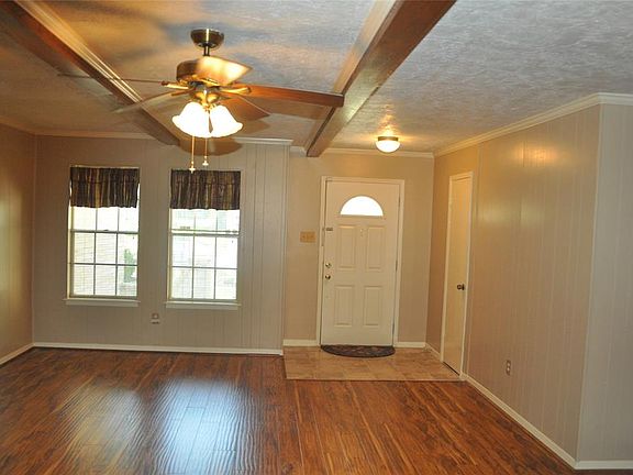 Bright entry with new ceramic tile and high quality laminate flooring throughout.