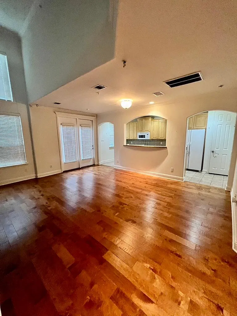 2 bed, 2.5 bath, 1527 sqft, $2,600 — Photo 2