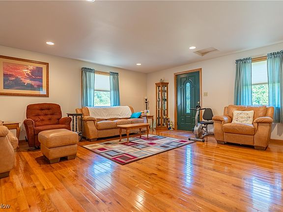 5th image of 582 Church St