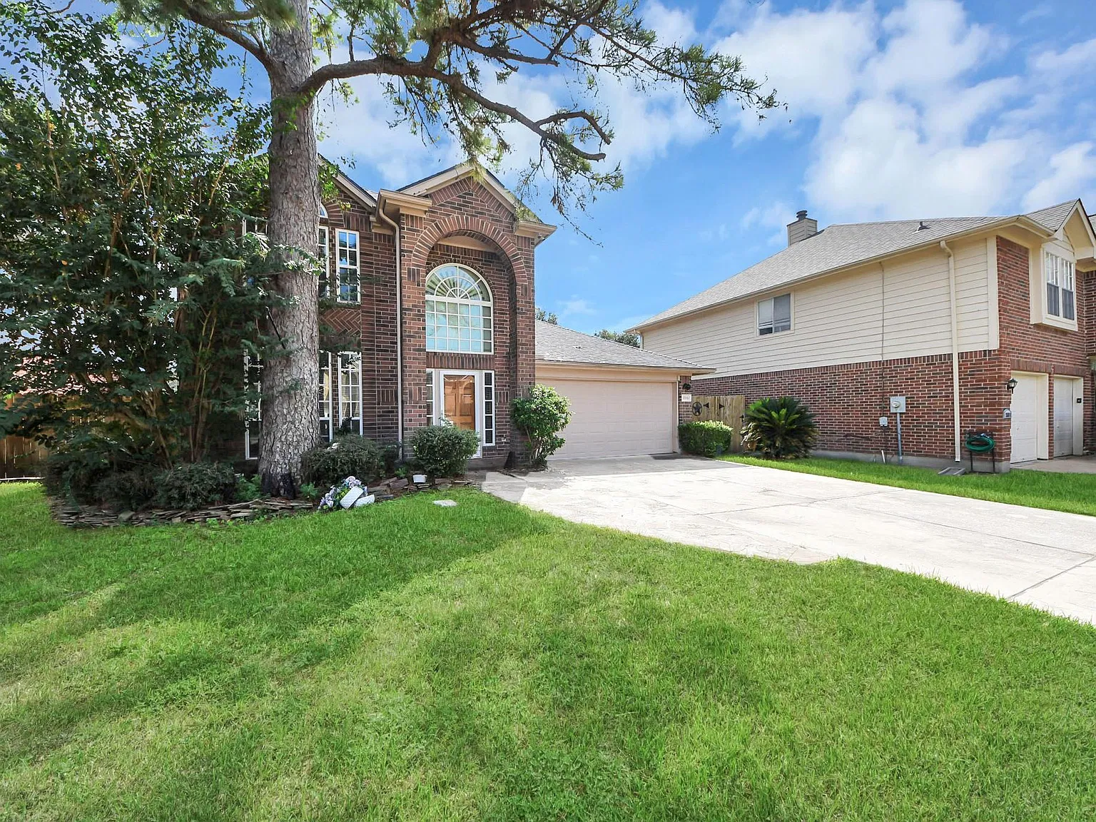 4 bed, 2.5 bath, 2430 sqft, $2,400 — Photo 3