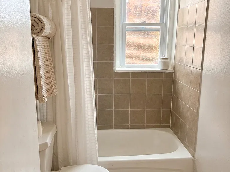 243 Niagara St #2 — Photo 7