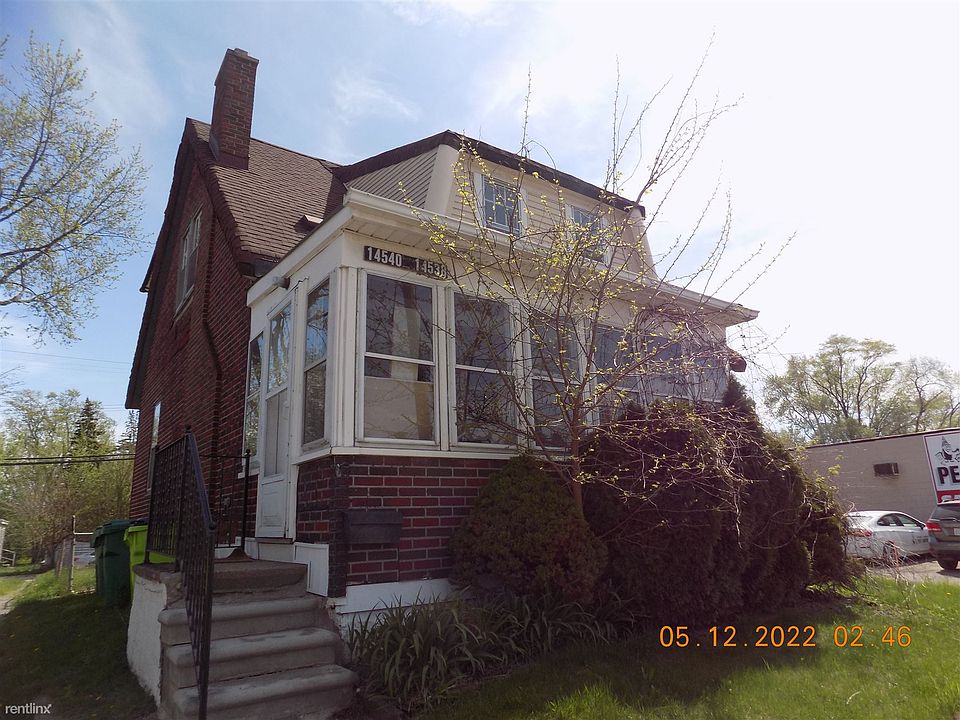 Covered front porch for entry unit