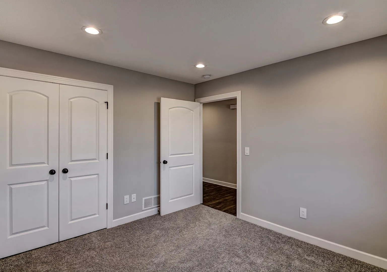 Convenient Location! 3 Bedroom Town Home — Photo 2