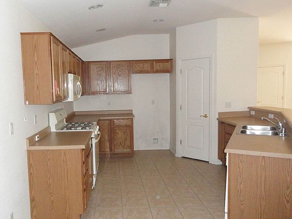 4th image of 2454 Topanga Dr