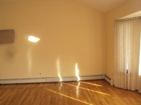 2nd image of 25 Manchester Blvd