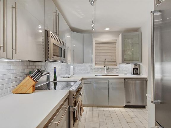 4th image of 700 S Peters St APT 412