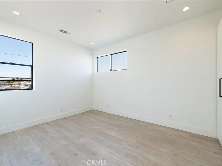1805 S Longwood Ave — Photo 12