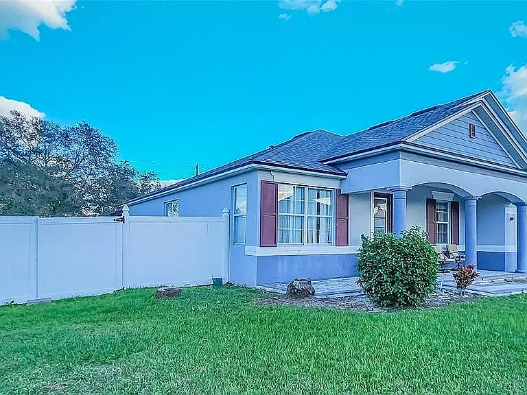 523 Cascading Creek Ln — Photo 4