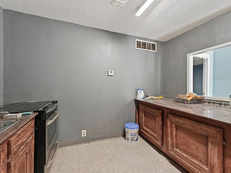 5621 Haywood St — Photo 12