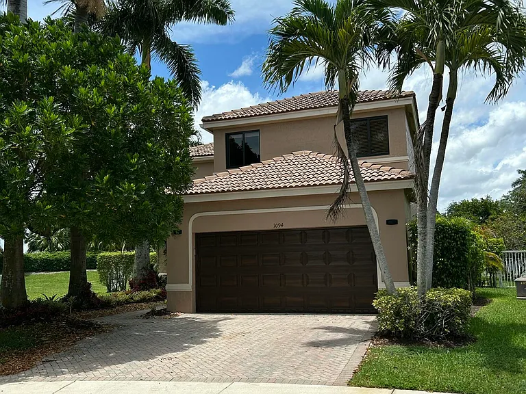 1094 Bluewood Ter — Photo 1