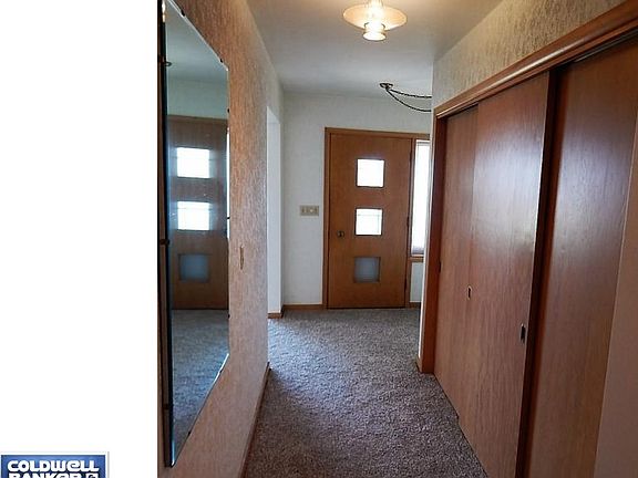 PLENTIFUL CLOSETS IN ENTRYWAY!