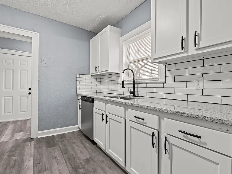 4437 Wayne Ave — Photo 13