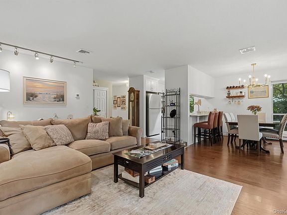 4th image of 25 Villa Drive