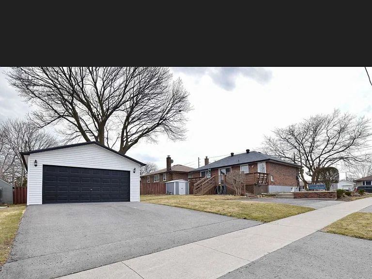425 Stevenson Rd N — Photo 3