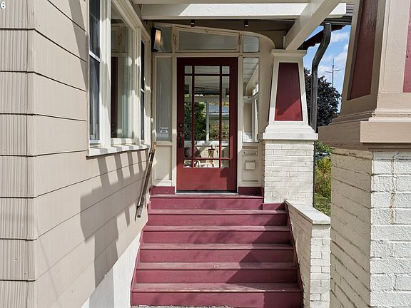 5th image of 3543 SE Stark St
