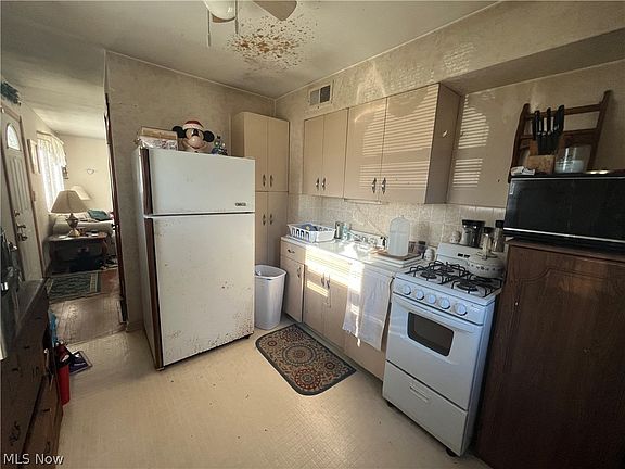 3rd image of 922 Lyndon Ave