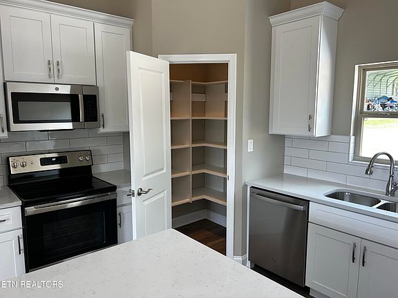 4th image of 402 Ashton Ct