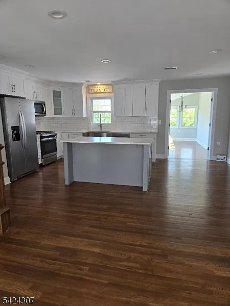 3 bed, 2.0 bath, 2100 sqft, $3,200 — Photo 3