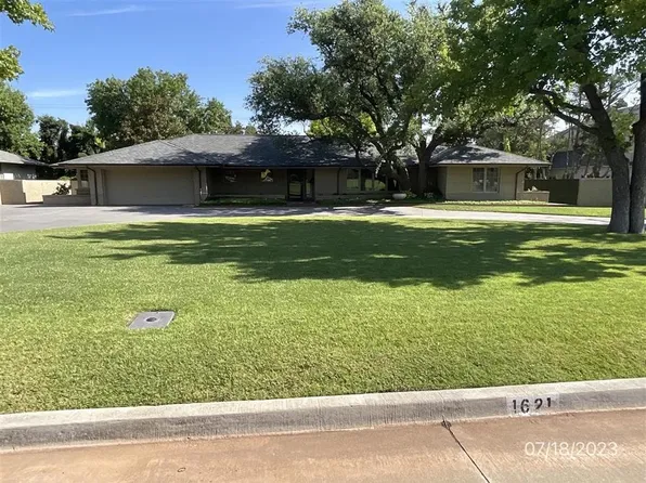 1621 Queenstown Rd, Nichols Hills, OK 73116