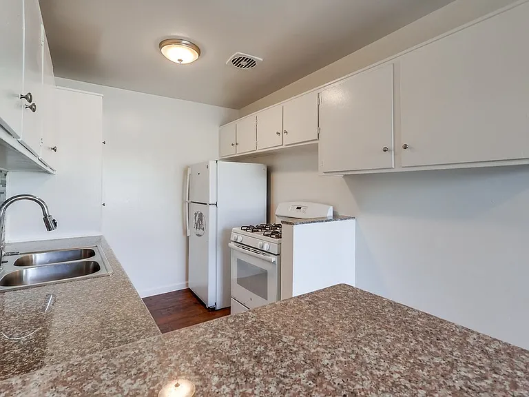 4045 Stevely Ave — Photo 7