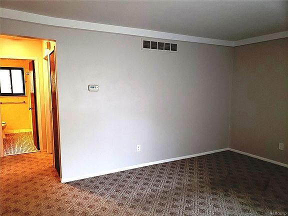 3rd image of 406 Hillcrest Ct #1