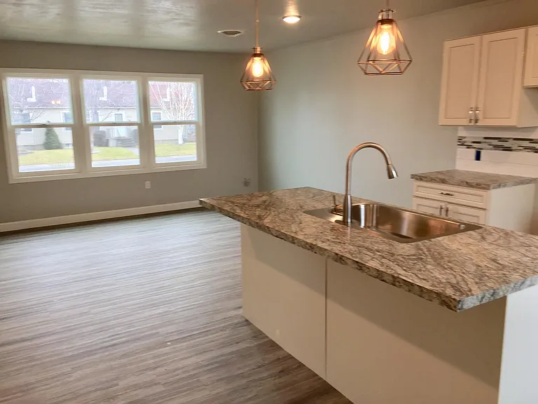 1327 Thayer Dr — Photo 3